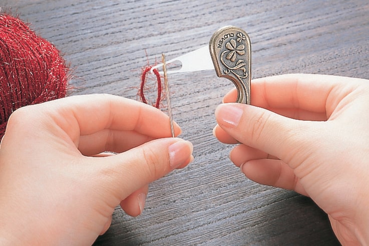 Clover Antique Yarn Threader